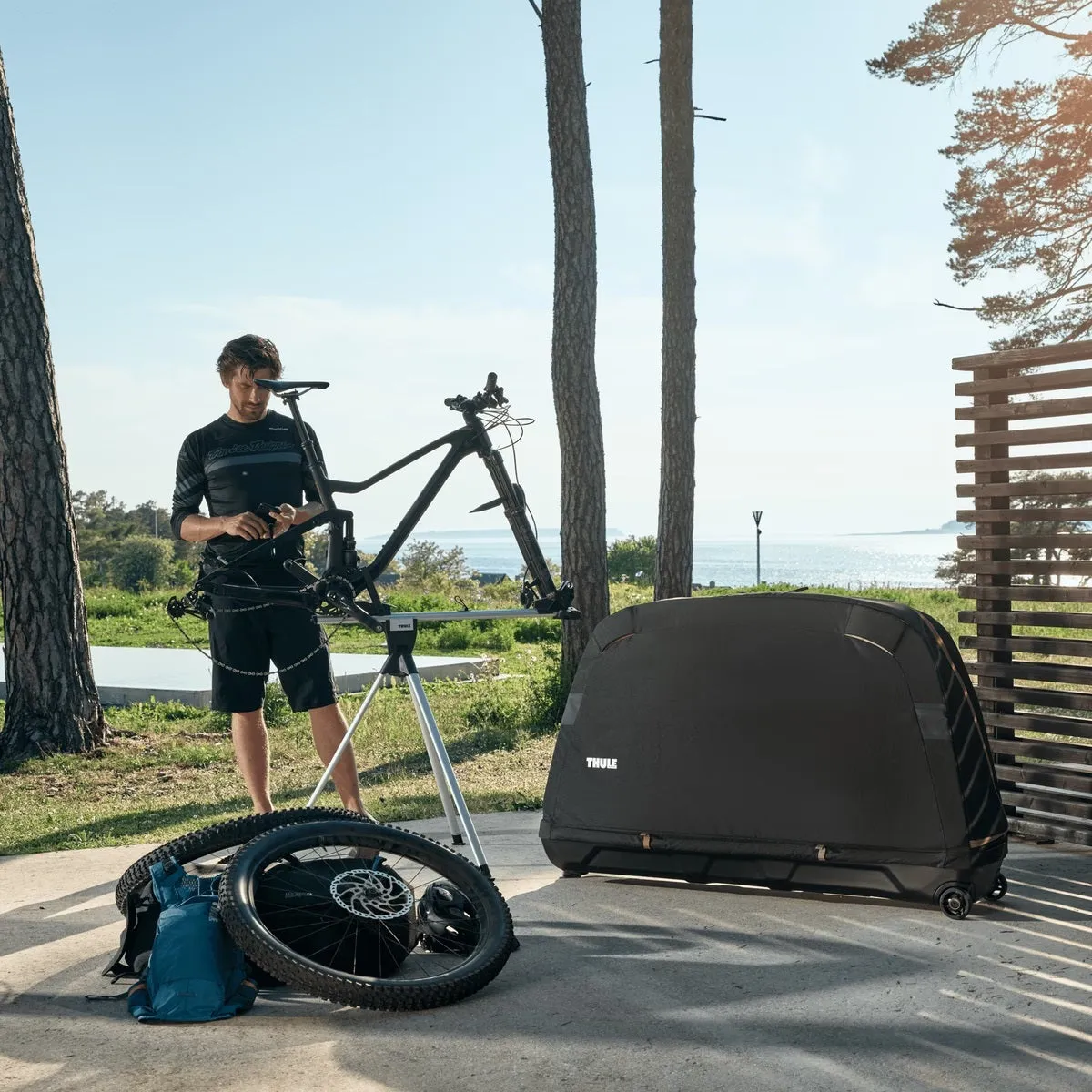 Thule RoundTrip Mountain Bike Travel Case - Ultimate Protection with Cushioned Interior and Durable Design